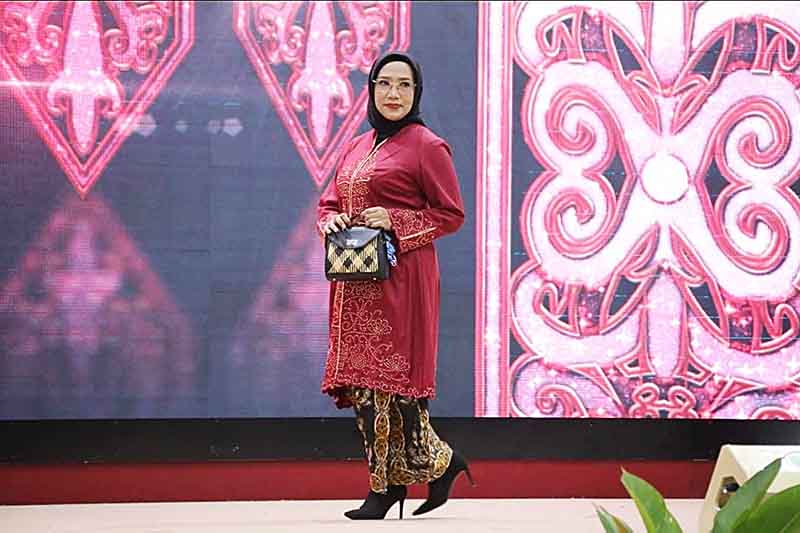 Kadis TPHP Tampil Anggun di Lomba Fashion Show Kebaya