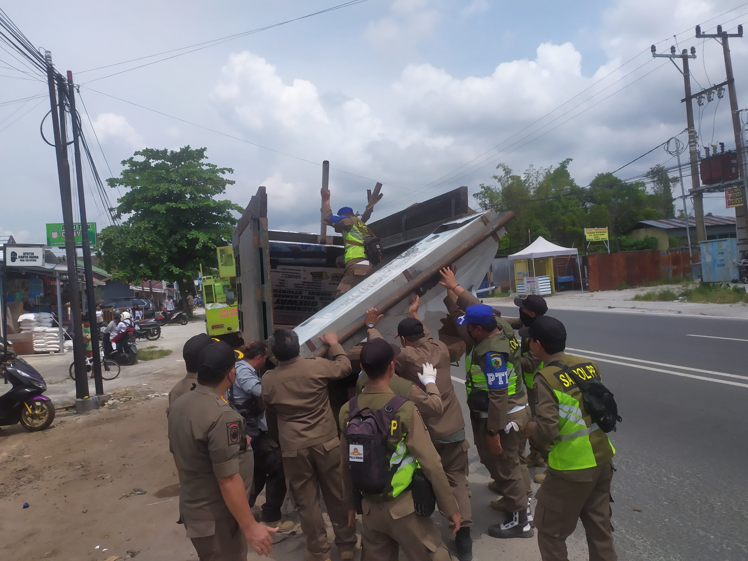 Bangunan dan Reklame di Atas Drainase Ditertibkan