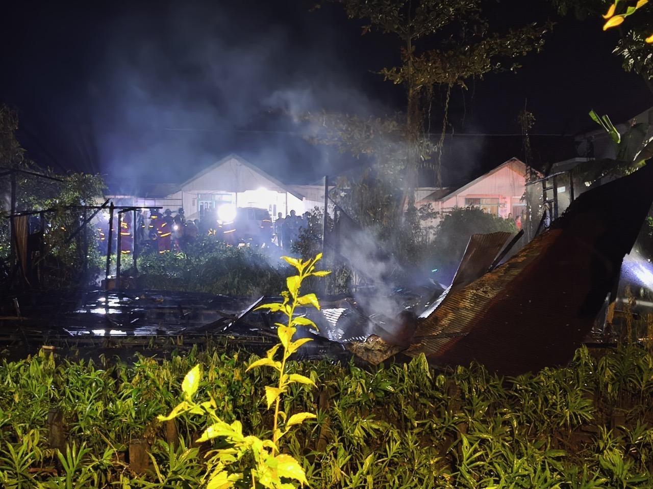 Api Berkobar Dini Hari, Satu Rumah Ludes