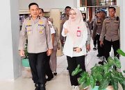 Kadispursip Terima Buku Karya Wakapolda 