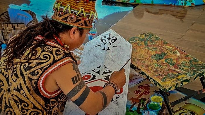 Lukis Kisah Pertahanan Suku Dayak, Setiap Garis Memiliki Makna