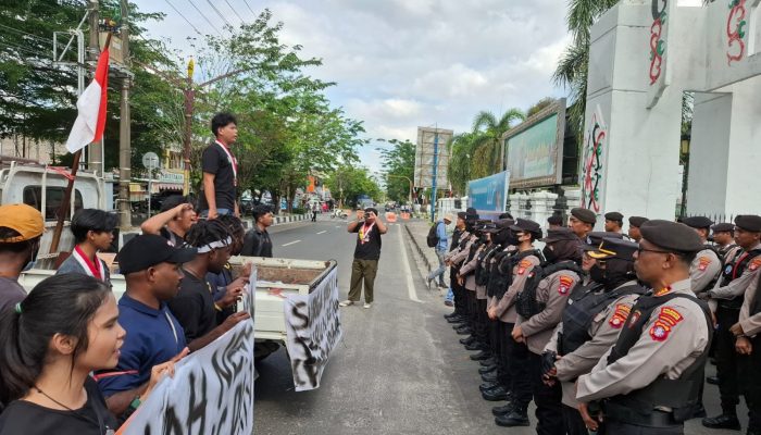 Mahasiswa Unjuk Rasa di DPRD Kalteng