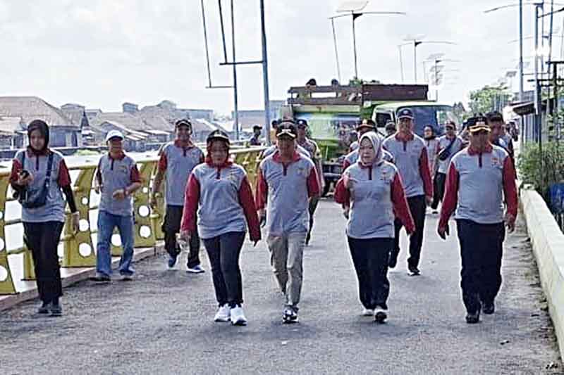 Bupati Bersih-Bersih Sampah Bersama Warga Bantaran Sungai 