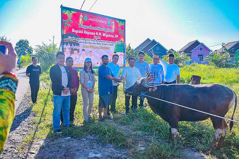 Bupati Serahkan Bantuan Hewan Kurban di Masjid Al-Mila