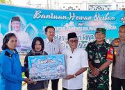 Bupati Serahkan Puluhan Ekor Kurban bagi Masyarakat