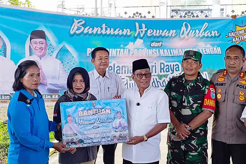 Bupati Serahkan Puluhan Ekor Kurban bagi Masyarakat