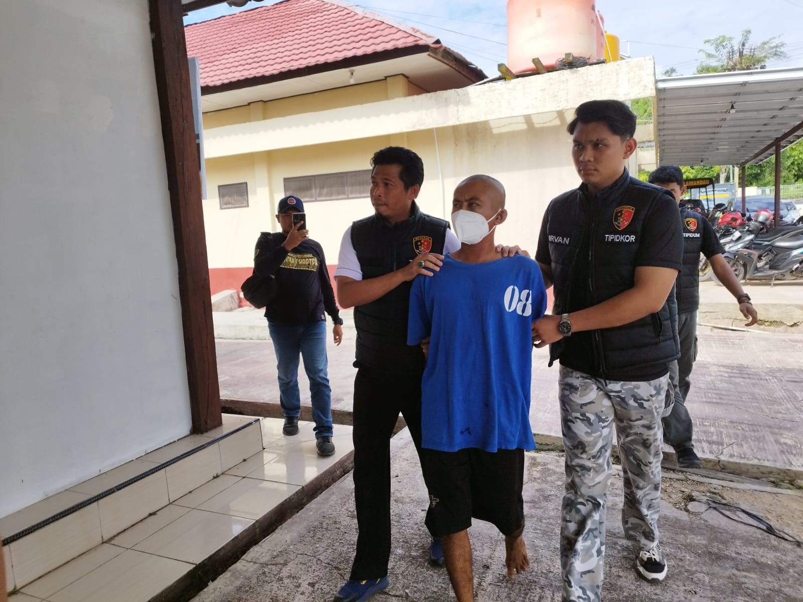 Minum 18 Sachet Obat Batuk, Anak Bunuh Ibu Kandung