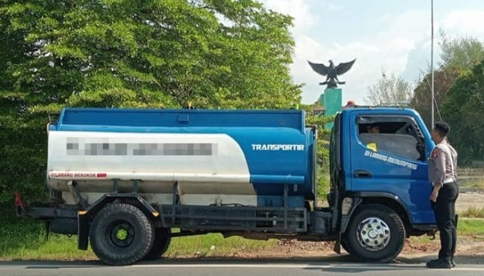 Tim Gabungan Amankan 2 Truk BBM Tak Bayar Pajak
