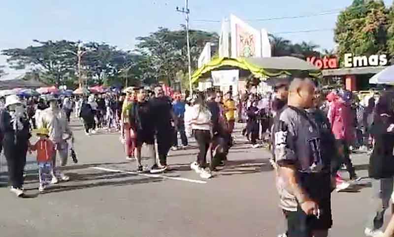 Masyarakat Gelar Jalan Sehat dan Aksi Bersih Sampah Plastik 