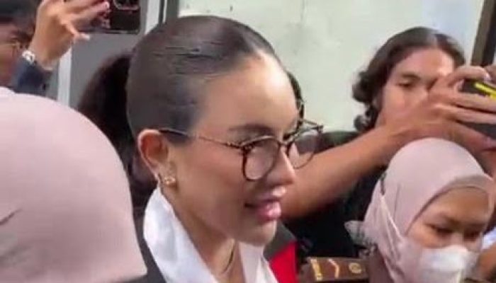 Momen Nikita Mirzani Dimarahi Hakim karena Ngobrol saat Sidang Kasus Pemerasan