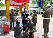 Bupati Sematkan Baret Anggota Baru Satpol PP Kobar
