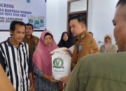 Upaya Pemkab Ringankan Beban Ekonomi Masyarakat, Bupati Lamandau Salurkan Bantuan Beras