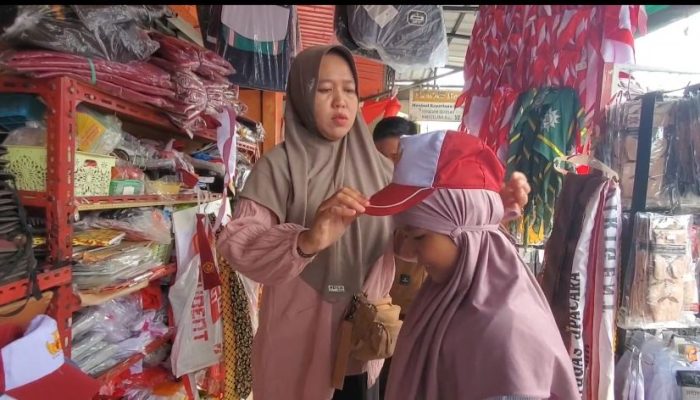 Seragam Sekolah Laris Manis di Pasar Berdikari Sampit