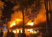 Diduga Korsleting Listrik, Enam Kios Ludes Terbakar