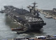 Kapal Induk AS USS Nimitz Berlayar Lintasi Perairan Belawan
