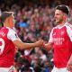 Leandro Trossard (kiri) dan Declan Rice