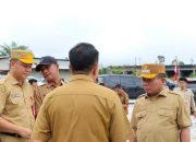 Tinjau RS Pratama Pujon, Bupati Serahkan Kartu BPJS untuk Warga
