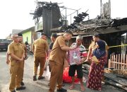 Bupati Salurkan Bantuan untuk Korban Kebakaran di Nanga Bulik