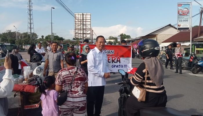 Bupati Bagikan Bendera Merah Putih Gratis Kepada Masyarakat 