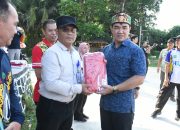 Bupati Pulpis Bagikan 1.000 Bendera Merah Putih