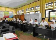 Sering Ketinggalan Informasi, Cari Sinyal Sampai ke Bukit