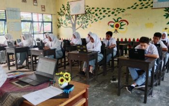Naik Perahu Menantang Gelombang, Nyaris Terbalik di Laut