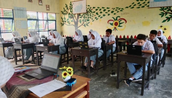 Naik Perahu Menantang Gelombang, Nyaris Terbalik di Laut