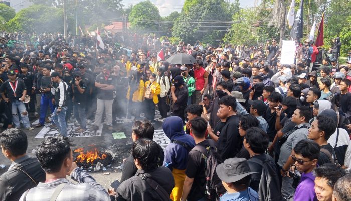 Massa ‘Kepung’ Mapolda Kalteng