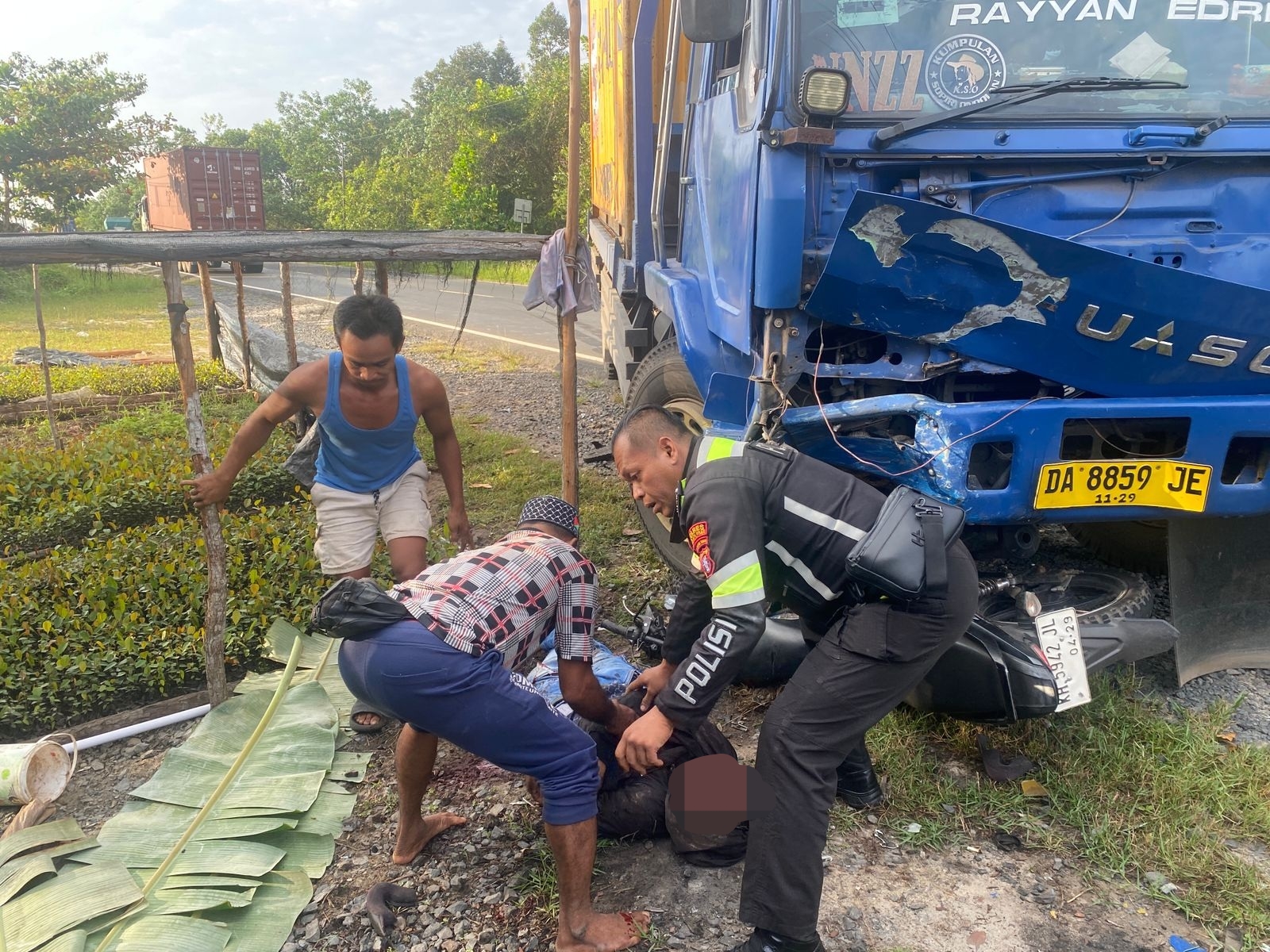 Tabrak Truk Kontainer Pemotor MD di TKP