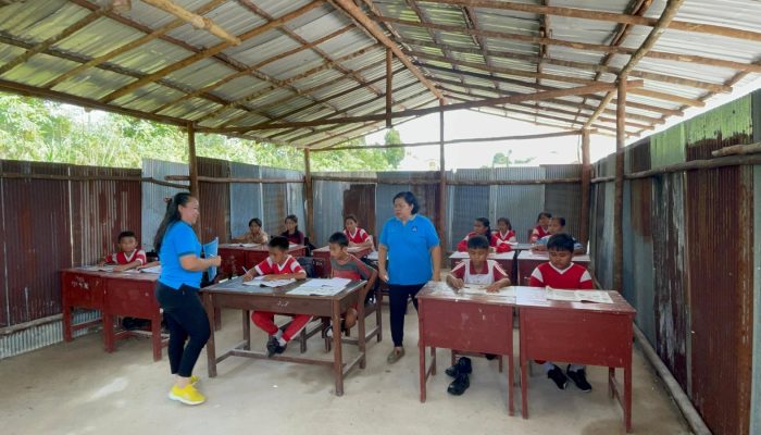 Dinding SDN 1 Lampahung Pakai Seng Bekas
