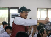 Semua Siswa Sekolah Rakyat Dapat Laptop dan Seragam