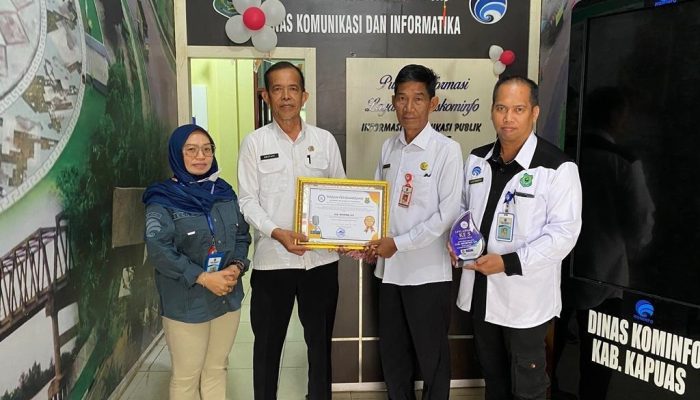 Bupati Kapuas Terima Penghargaan Peduli Radio