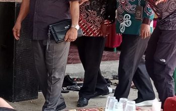 Anggota DPRD Pulang Pisau, Damek SP (tengah) saat menghadiri upacara ritual keagamaan Hindu Kaharingan Ritual Tiwah Desa Pangi (Tabuh 1) Kecamatan Banama Tingang. Foto: IST