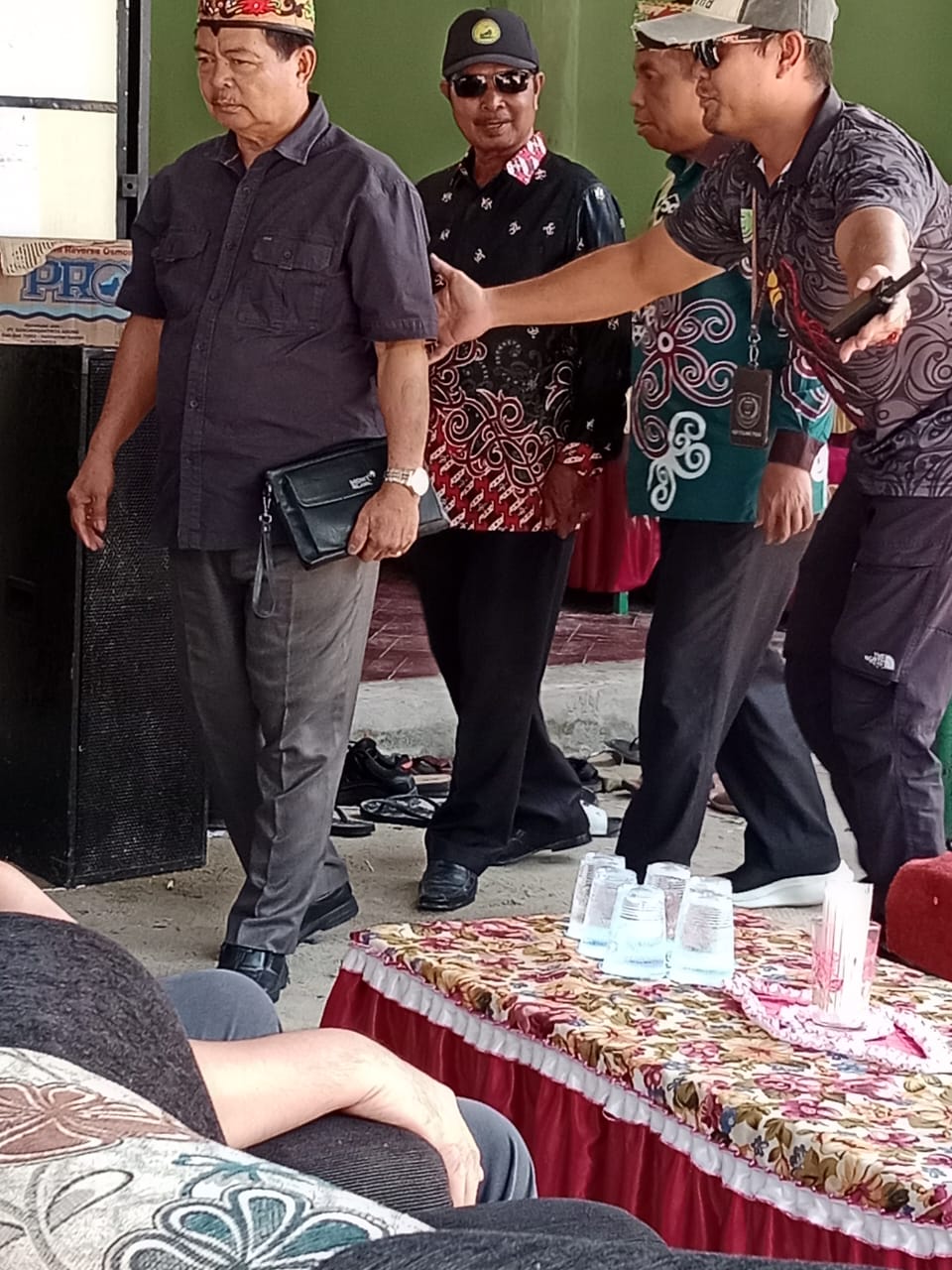 Anggota DPRD Pulang Pisau, Damek SP (tengah) saat menghadiri upacara ritual keagamaan Hindu Kaharingan Ritual Tiwah Desa Pangi (Tabuh 1) Kecamatan Banama Tingang. Foto: IST