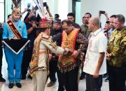 Menteri Koperasi dan JAM Intel Disambut Adat Dayak