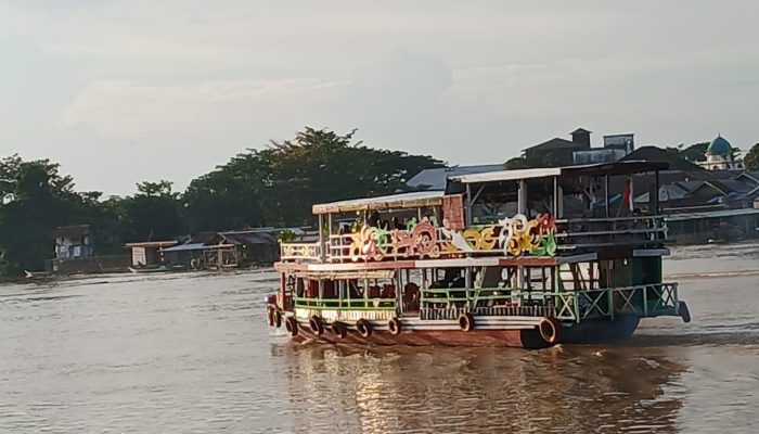 Lewat Wisata Kapal Susur Sungai Sekaligus Rekreasi