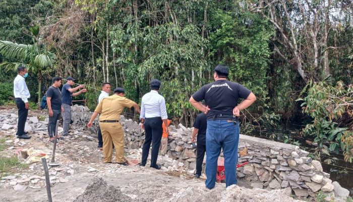 Mayat Seorang Pria di Depan Gereja Kalawa