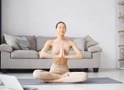 Pose Yoga Anti-Penuaan yang Efektif Memperlambat Tanda Usia