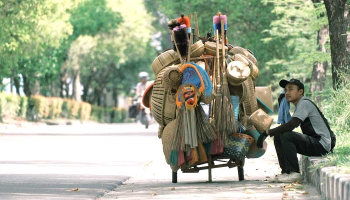 Menjual Kerajinan Tangan dari Papua hingga Sumatera