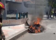 Diduga Tangki Bocor, Sepeda Motor Ludes Terbakar 