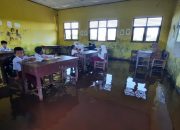 Sekolah Tergenang Air, Buaya Juga Mengintai