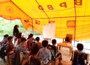 Sekolah Darurat di Teras Rumah Warga