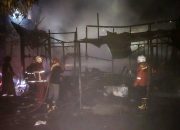 Rumah Kayu Hangus Terbakar di Malam Minggu