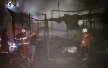 Rumah Kayu Hangus Terbakar di Malam Minggu