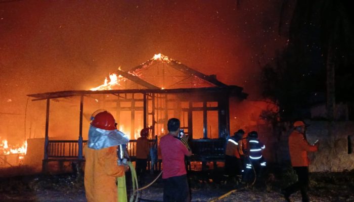 Mau Bakar Sarang Tawon, Barak dan Rumah Ludes
