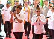 Gubernur Kalteng Sambut Menkumham dengan Adat Dayak