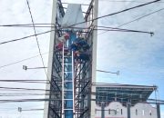 Tanpa Alat Safety, Pekerja Baliho Kesetrum Listrik
