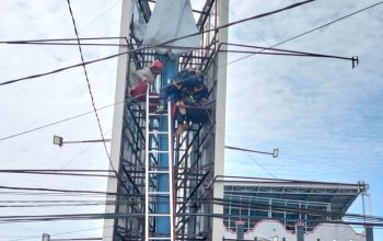 Tanpa Alat Safety, Pekerja Baliho Kesetrum Listrik