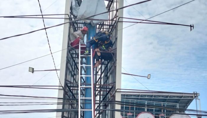 Tanpa Alat Safety, Pekerja Baliho Kesetrum Listrik