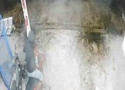Pencuri Sepeda Motor di Salon Terekam CCTV
